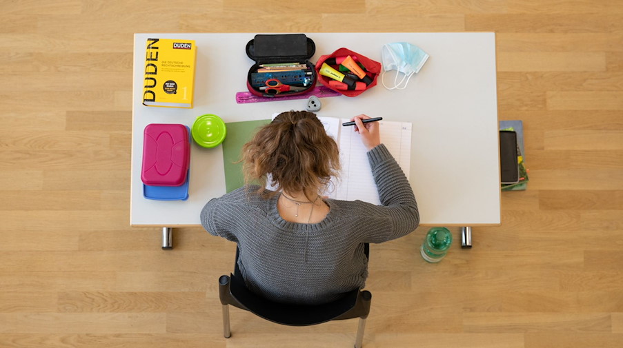 Eine Schülerin schreibt eine Abiturprüfung. / Foto: Sebastian Kahnert/dpa-Zentralbild/dpa/Symbolbild