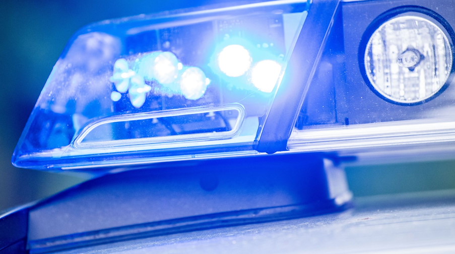 Ein Blaulicht leuchtet an einer Polizeistreife. / Foto: Lino Mirgeler/dpa/Symbolbild