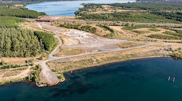 Nichts tut sich auf der Baustelle für den zukünftigen Harthkanal zwischen dem Zwenkauer See (vorn) und dem Cospudener See. / Foto: Jan Woitas/dpa/Archivbild