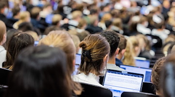 Die Studierenden sitzen bei einer Vorlesung in einem Hörsaal. / Foto: Rolf Vennenbernd/dpa/Symbolbild