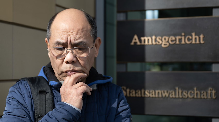 Der Vietnamese Pham Phi Son kommt zu seinem Prozess wegen unerlaubten Aufenthalts am Amtsgericht in Chemnitz. / Foto: Hendrik Schmidt/dpa
