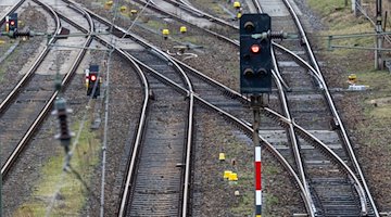 Die Gleise in einem Bahnhof sind leer. / Foto: Jens Büttner/dpa