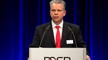 Der Präsident des Landessportbundes Sachsen, Ulrich Franzen, spricht am 06.12.2014 auf der 10. Mitgliederversammlung des DOSB in Dresden (Sachsen). / Foto: Arno Burgi/dpa/Archivbild