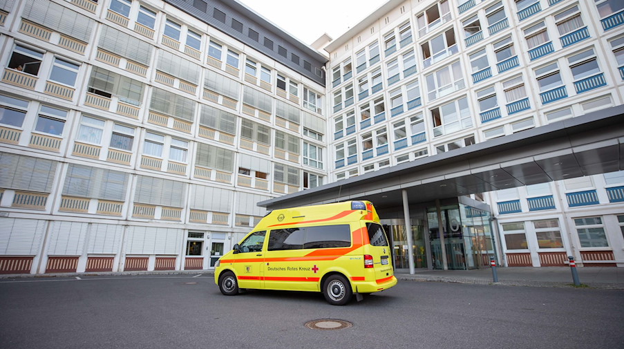 Ein Krankenwagen steht vor dem Lausitzer Seenland Klinikum. / Foto: Daniel Schäfer/dpa-Zentralbild/dpa/Archivbild