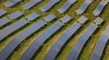 Blick auf einen Solarpark im Abendlicht. / Foto: Karl-Josef Hildenbrand/dpa/Symbolbild