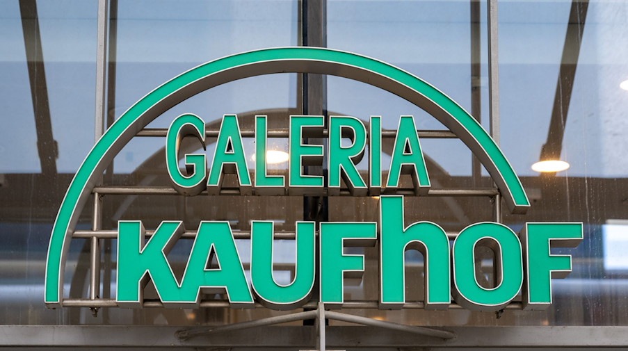 Blick auf ein Logo der Galeria Kaufhof. / Foto: Hendrik Schmidt/dpa/Symbolbild