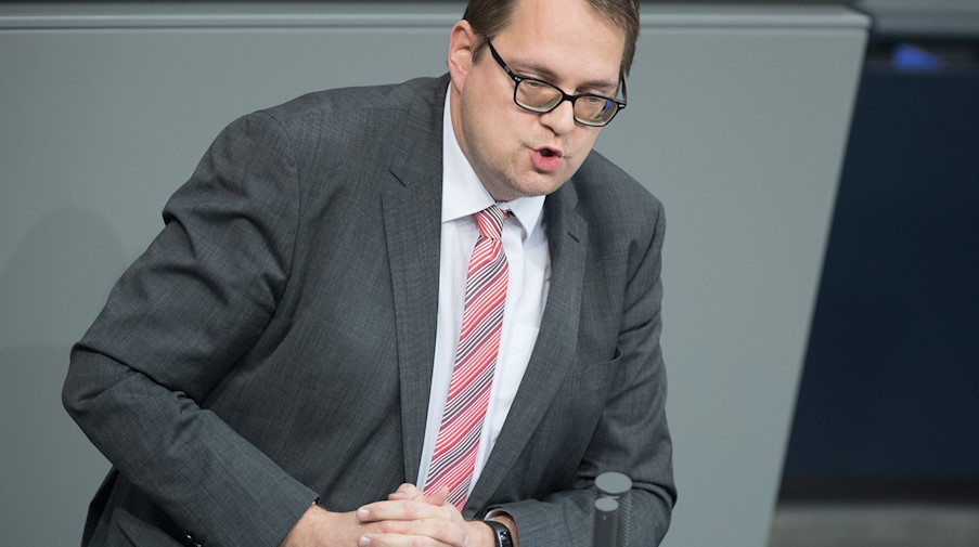 Sören Pellmann (Die Linke) spricht im Bundestag. / Foto: Soeren Stache/dpa/Archivbild