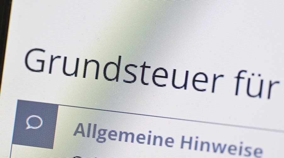 Das Wort Grundsteuer erscheint auf einem Computerbildschirm auf der Seite des Online-Steuerportals Elster. / Foto: Bernd Weißbrod/dpa/Archivbild