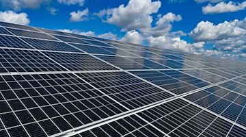 Ein Solarpark unter wolkigem Himmel. / Foto: Patrick Pleul/dpa-Zentralbild/dpa/Symbolbild