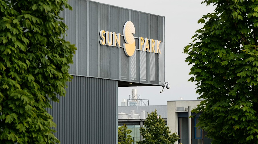 The lettering "Sun Park" stands on a company building of Meyer Burger Technology Ltd. / Photo: Soeren Stache/dpa/archive image