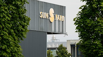 Der Schriftzug „Sun Park“ steht an einem Firmengebäude der Meyer Burger Technology AG. / Foto: Soeren Stache/dpa/Archivbild