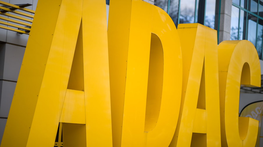 Der Schriftzug «ADAC» steht vor dem Gebäude des Unternehmens. / Foto: Daniel Karmann/dpa/Symbolbild