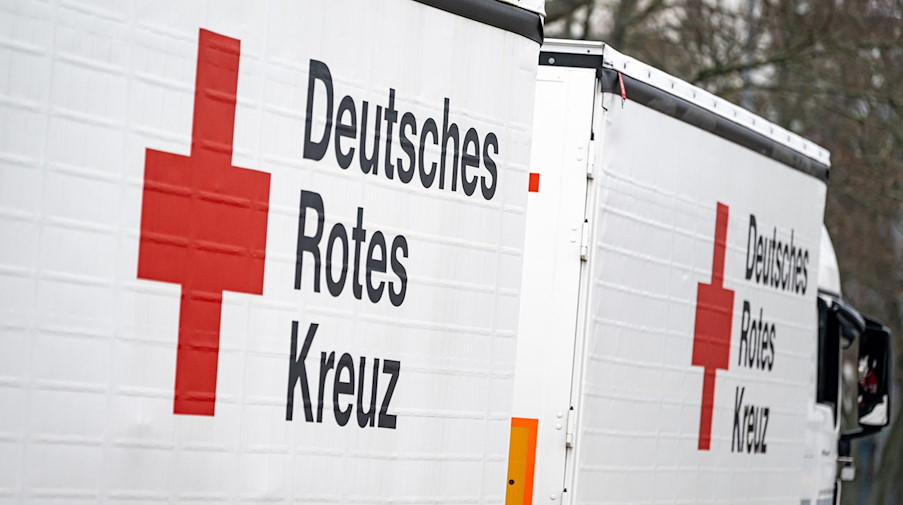 Logo des Deutschen Roten Kreuzes (DRK) ist auf einem Lkw zu sehen. / Foto: Fabian Sommer/dpa/Archivbild