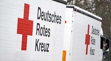 Logo des Deutschen Roten Kreuzes (DRK) ist auf einem Lkw zu sehen. / Foto: Fabian Sommer/dpa/Archivbild