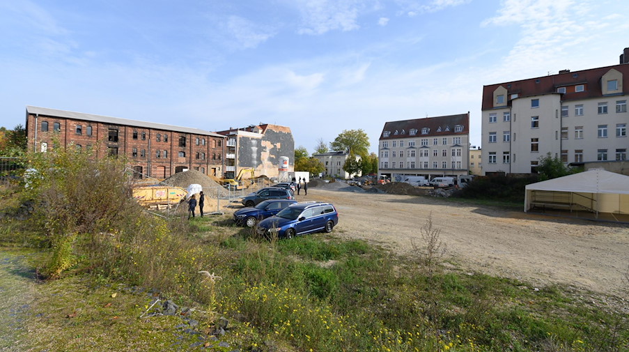 Fahrzeuge stehen anlässlich eines Pressetermins auf dem Areal des künftigen Senckenberg-Campus. / Foto: Sebastian Kahnert/dpa-Zentralbild/dpa/Archivbild