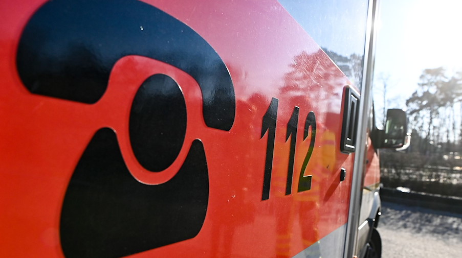 Der Schriftzug 112 für die Notrufnummer steht auf einem Rettungswagen. / Foto: Jens Kalaene/dpa/Symbolbild