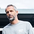 Leipzigs Trainer Marco Rose steht im Stadion. / Foto: David Inderlied/dpa/Archivbild