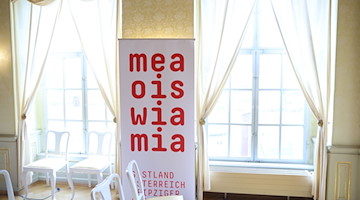 Ein Banner des Gastlandauftritts von Österreich. / Foto: Jan Woitas/dpa