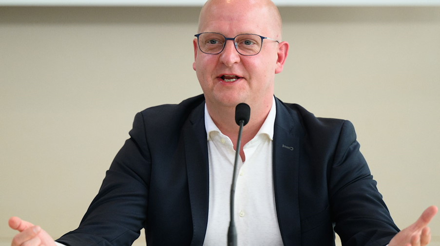 Der Vorsitzende der SPD Sachsen Henning Homann spricht bei einer Pressekonferenz in Dresden. / Foto: Robert Michael/dpa/Archivbild