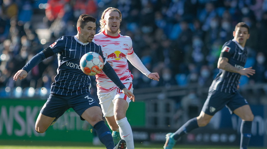 Bochums Danilo Soares (l) und Leipzigs Emil Forsberg (M) kämpfen um den Ball. / Foto: Bernd Thissen/dpa/Archivbild