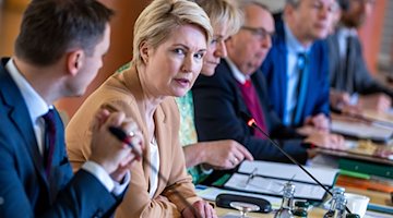 Manuela Schwesig (SPD, 2.v.l), Ministerpräsidentin von Mecklenburg-Vorpommern, eröffnet ein Treffen. / Foto: Jens Büttner/dpa
