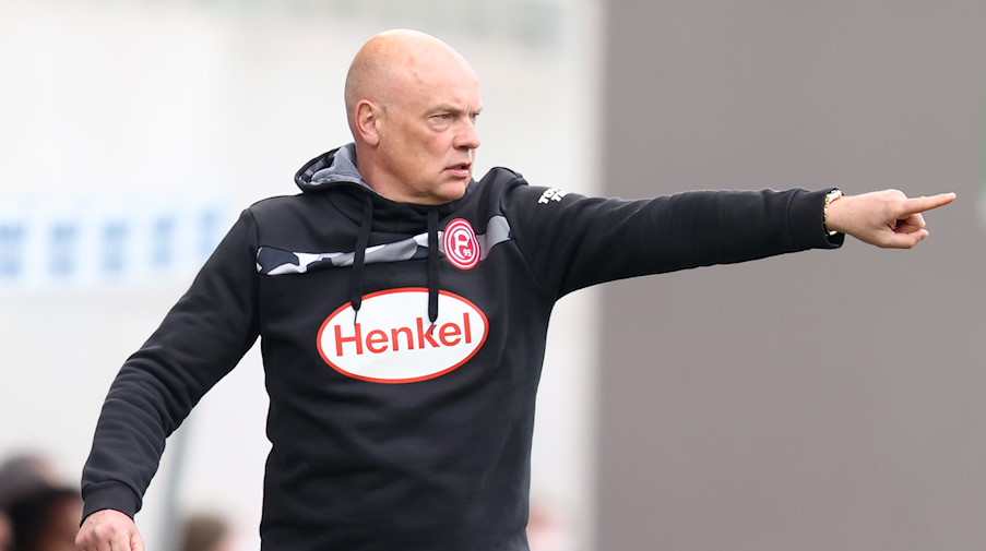 Düsseldorfs Trainer Uwe Rösler gibt Anweisungen. / Foto: Daniel Karmann/dpa/Archivbild