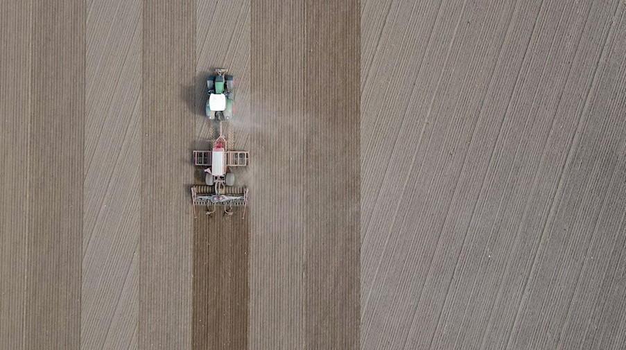 Ein Landwirt bringt Saatgut in den Boden aus. / Foto: Patrick Pleul/dpa/Symbolbild