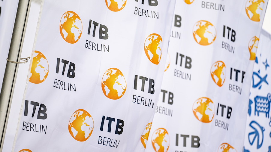 Fahnen wehen vor der Eröffnung der Internationalen Tourismus-Börse (ITB) in Berlin. / Foto: Fabian Sommer/dpa