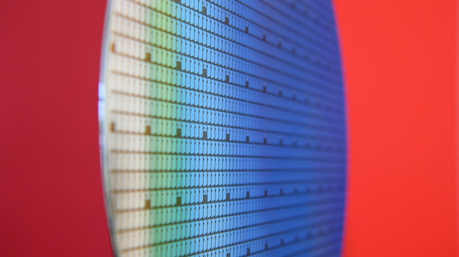 Ein 300-Millimeter-Wafer ist im Rahmen eines Presserundgangs in einer Halbleiterfabrik ausgestellt. / Foto: Robert Michael/dpa-Zentralbild/dpa/Symbolbild