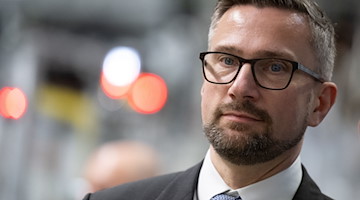 Martin Dulig (SPD), Wirtschaftsminister in Sachsen, steht im Werk von Volkswagen in Zwickau. / Foto: Hendrik Schmidt/dpa/Archivbild