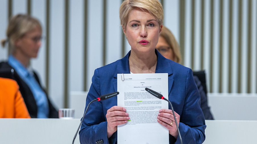 Manuela Schwesig (SPD), die Ministerpräsidentin von Mecklenburg-Vorpommern, bei einer Rede. / Foto: Jens Büttner/dpa
