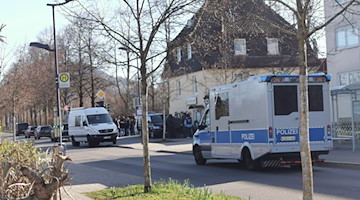 Polizeifahrzeuge stehen in einer Straße in Reutlingen. / Foto: Thomas de Marco/Schwäbisches Tagblatt /dpa