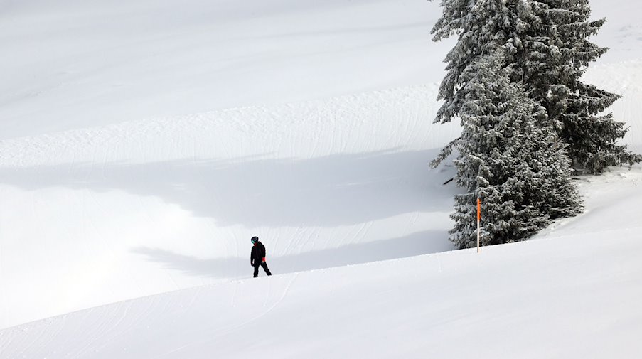Ein Snowboarder fährt über die Piste / Foto: Karl-Josef Hildenbrand/dpa/Symbolbild