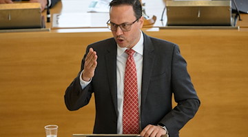 Dirk Panter, Vorsitzender der SPD-Fraktion im Sächsischen Landtag, spricht. / Foto: Robert Michael/dpa/Archivbild