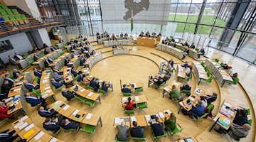 Blick in den Plenarsaal vor Beginn der Sitzung des Sächsischen Landtags. / Foto: Robert Michael/dpa