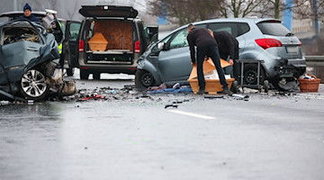 Bestatter schließen den Sarg eines Unfalltoten nach einem schweren Verkehrsunfall auf der B87. / Foto: Jan Woitas/dpa