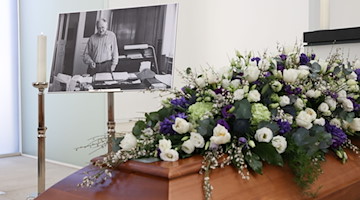 Der Sarg mit dem verstorbenen Schriftsteller Gerhard Wolf ist bei seiner Trauerfeier in der Kapelle des Dorotheenstädtischen Friedhofs aufgebahrt. / Foto: Jörg Carstensen/dpa