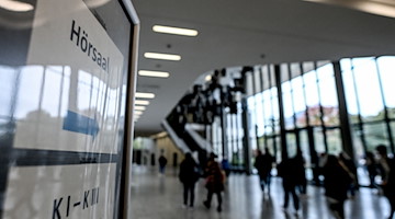 Studierende gehen Richtung Hörsaal. / Foto: Britta Pedersen/dpa/Symbolbild