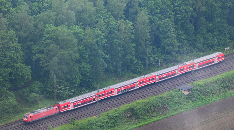 Ein S-Bahn des VVO (Verkehrsverbund Oberelbe) fährt in der Sächsischen Schweiz im oberen Elbtal entlang. / Foto: Robert Michael/dpa/Archivbild