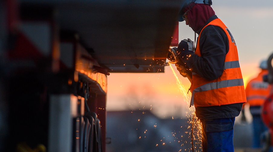 Ein Arbeiter führt auf einer Baustelle Schweißarbeiten aus. / Foto: Klaus-Dietmar Gabbert/dpa-Zentralbild/ZB/Symbolbild