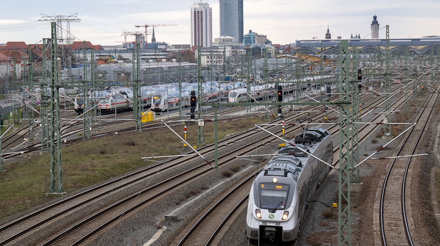 Eine S-Bahn verlässt den Hauptbahnhof in Leipzig. / Foto: Hendrik Schmidt/dpa