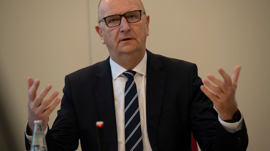 Brandenburgs Ministerpräsident Dietmar Woidke (SPD) spricht. / Foto: Paul Zinken/dpa