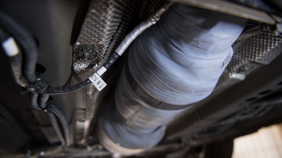 Ein nachgerüsteter SCR-Katalysator ist am Unterboden eines umgerüsteten Opel Astra zu sehen. / Foto: Marijan Murat/dpa/Symbolbild