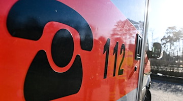 Der Schriftzug 112 für die Notrufnummer steht auf einem Rettungswagen. / Foto: Jens Kalaene/dpa/Symbolbild