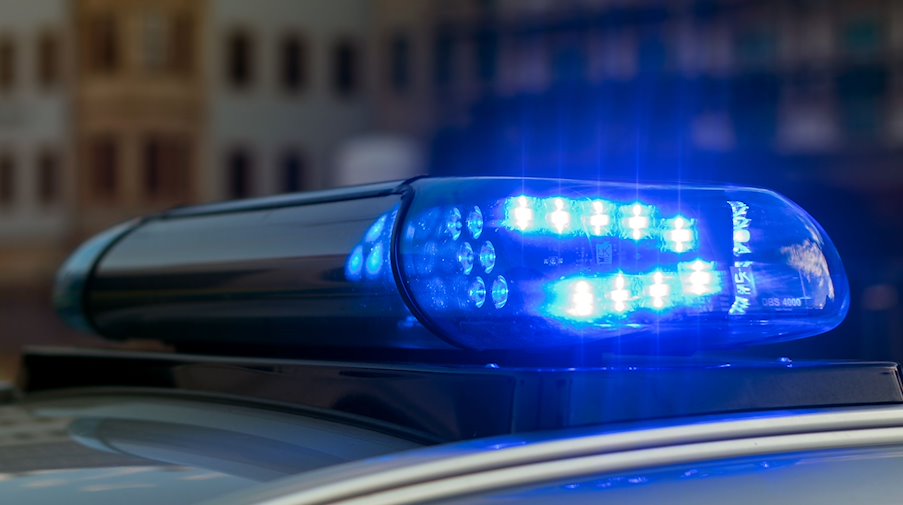 Das Blaulicht auf einem Fahrzeug der Polizei leuchtet. / Foto: Monika Skolimowska/dpa-Zentralbild/dpa/Symbolbild