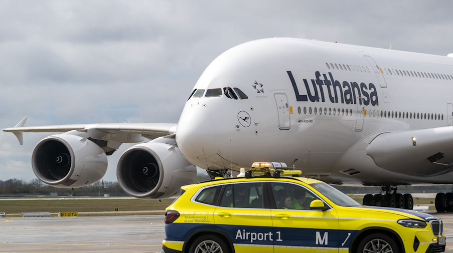 Eine Lufthansa-Maschine des Typs Airbus A380. / Foto: Peter Kneffel/dpa/Archivbild