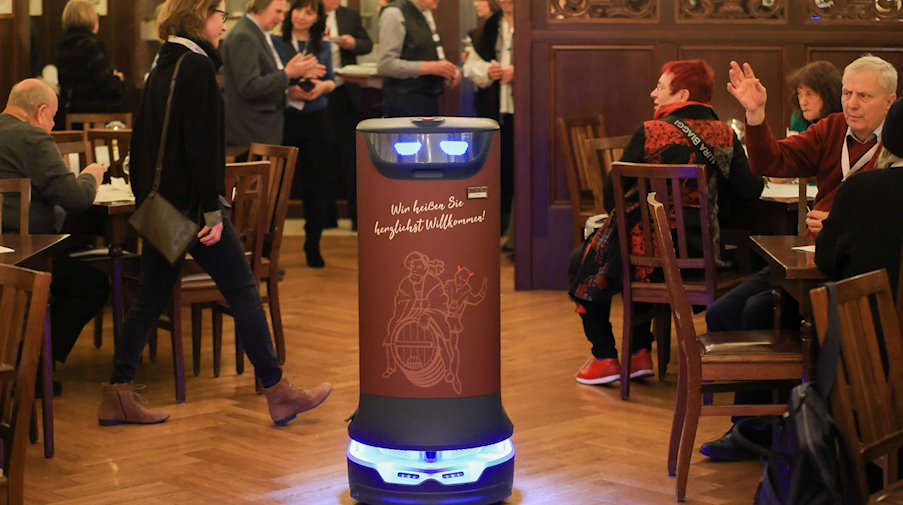 Ein Abräumroboter fährt durch das Restaurant «Auerbachs Keller». / Foto: Jan Woitas/dpa