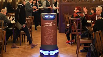 Ein Abräumroboter fährt durch das Restaurant «Auerbachs Keller». / Foto: Jan Woitas/dpa