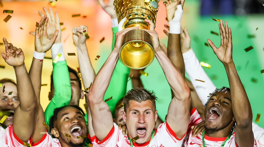 Leipzigs Spieler um Willi Orban jubeln nach dem Spiel mit dem DFB-Pokal. / Foto: Jan Woitas/dpa/Archivbild