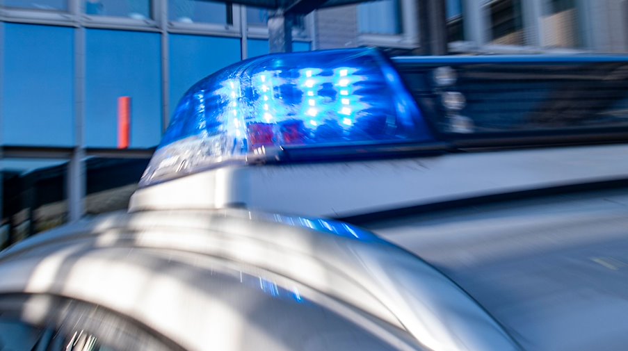 Ein Blaulicht auf dem Dach eines Polizeiwagens. / Foto: David Inderlied/dpa/Symbolbild